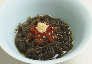 イクラともずくのしょうが酢