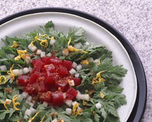 まぐろとしゅんぎくのサラダ