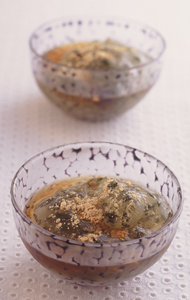 お茶の葉入りわらび餅