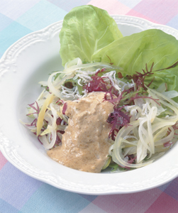 新たまねぎと海藻のサラダ