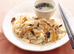 焼きビーフン　わかめスープ添え