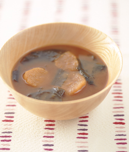 小町麩とわかめの赤だし