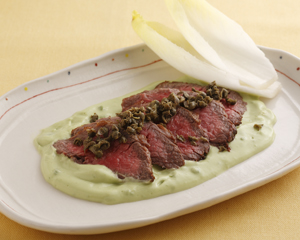 牛のたたき　アボカドソース添え