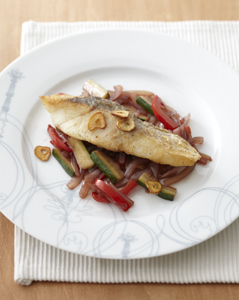 すずきのソテー　野菜の赤ワイン煮添え