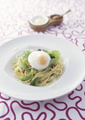 半熟卵とグリーンのパスタ